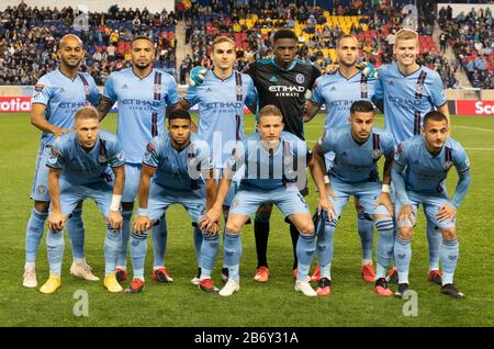 Harrison, Vereinigte Staaten. März 2020. Startelf von NYCFC posieren vor Dem Concacaf Champions League-Viertelfinale gegen Tigres UANL in der Red Bull Arena in Harrison, NJ am 11. März 2020. Tigres gewann 1 - 0 (Foto von Lev Radin/Pacific Press/Sipa USA) Credit: SIPA USA/Alamy Live News Stockfoto