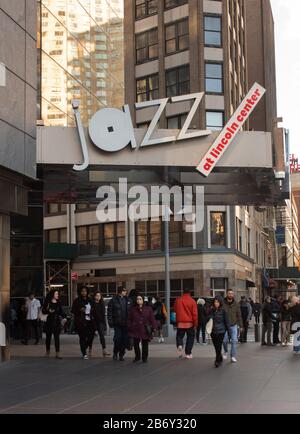 Das Schild über dem Eingang zum Jazz im Lincoln Center Performance Complex im Time-Warner-Gebäude. Die Regie hat Wynton Marsalis inne. Stockfoto