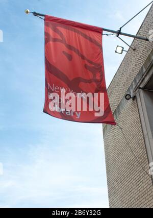 Über der Inwood-Filiale in Manhattan hängt ein Logo-Banner für die New York Public Library. Stockfoto