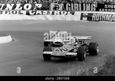 Derek Bell führte 1971 Peter Westbury im Mallory Park an. 1971 MALLORY PARK F2 SPEED INTERNATIONAL TROPHÄE NON-CHAMPIONSHIP Stockfoto