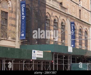 Schilder über dem Eingang zum Baruch College in Manhattan, einem Campus des Systems der City University of New York, abgekürzt CUNY Stockfoto