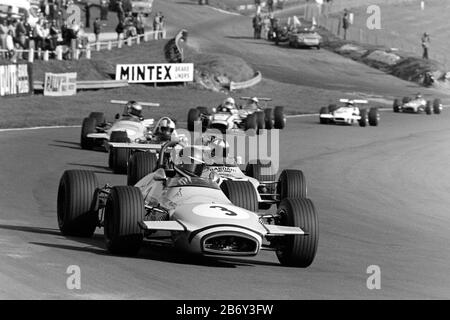 Mike Beuttlers Clarke Mordaunt Racing Brabham BT28 in Brands Hatch 1970 E.R. Hall Trophäe 1970 B.R.S.C. Motorsport - Shell Super Oil British F3 Championship, Rd 12 M.C.D. Lombank British F3 Championship, Platz 13 Brands Hatch Circuit Stockfoto