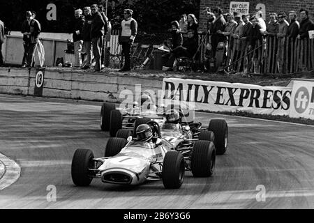 Mike Beuttler führt James Hunt im Crystal Palace 1970 an. Daily Express Trophy 1970 B.R.S.C.C. Motorsport - Shell Super Oil British F3 Championship, Rd 11 Stockfoto