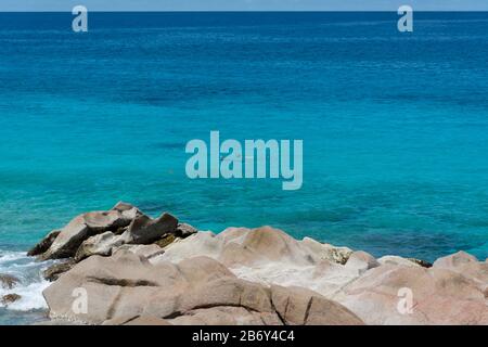 Zwei Schnorchler genießen Schnorcheln im schönen türkisblauen Wasser vor der Küste auf der Insel La Digue auf den Seychellen. Stockfoto