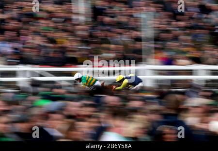 Sire Du Berlais, der vom Jockey Barry Geraghty (links) geritten wird, gewinnt am dritten Tag des Cheltenham Festivals auf der Cheltenham Racecourse die letzte Handicap-Hürde im Pertemps Network. Stockfoto