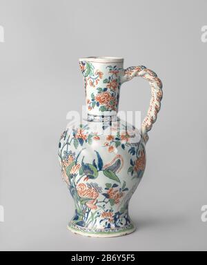 Kan Kan van aardewerk met een hoge rekte nek en getordeerd lichaam op een hoge voet. Der Handvat van de kan ist gut. De kan ist gedecoreerd met blümmotieven in chinesischen Stijl in blauw, rood, groen en en Paaren. OP de voorkant een kilin en een vogel aan weerszijden van een struik. Hersteller : plateelbakkerij: De Roos (vermeld op object) dating: CA. 1684 - ca. 1727 Physikalische Kenmerken: Aardewerk traf tinglazuur en decoraties in blauw, rood, groen en en paars. Material: Aardewerk tinglazuur techniek: Glazuren / Bakken / Draaiende-Bemaßungen: H 30 cm. Stockfoto