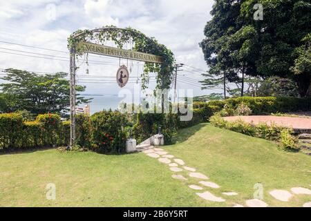 English Teahouse and Restaurant, Sabah, Sandakan, Malaysia, eine beliebte Touristenattraktion, wurde 2002 eröffnet und im Stil der britischen Kolonialzeit erbaut Stockfoto