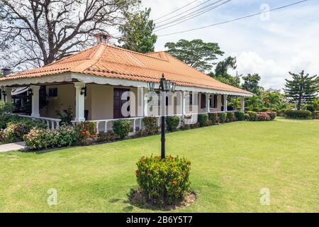 English Teahouse and Restaurant, Sabah, Sandakan, Malaysia, eine beliebte Touristenattraktion, wurde 2002 eröffnet und im Stil der britischen Kolonialzeit erbaut Stockfoto