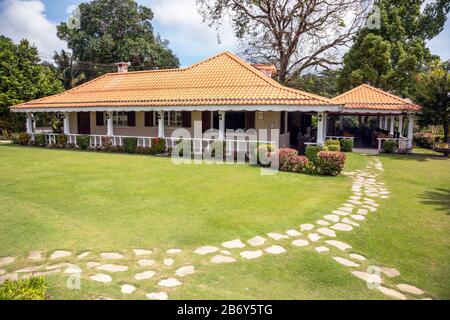 English Teahouse and Restaurant, Sabah, Sandakan, Malaysia, eine beliebte Touristenattraktion, wurde 2002 eröffnet und im Stil der britischen Kolonialzeit erbaut Stockfoto