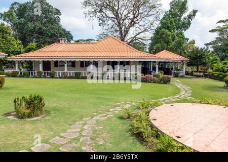 English Teahouse and Restaurant, Sabah, Sandakan, Malaysia, eine beliebte Touristenattraktion, wurde 2002 eröffnet und im Stil der britischen Kolonialzeit erbaut Stockfoto