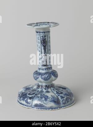 Kandelaar Kandelaar traf die chinoiserie Decoratie Kandelaar van faience traf een chinoiserie decoratie geïnspireerd op het Chinese overbanden porselein en met pseudo chinesische Karakter. Hersteller : plateelbakkerij: De Grieksche Aeigenaar plateelbakkerij: Samuel van Enhoorn (vermeld op object)Plaats herstellen: Delft dating: CA. 1678 - ca. 1686 Material: Faienzabmessungen: H 25,5 cm Voet: D 19 cm. Betrifft: Chinesisch (+ andere kulturelle Aspekte) Stockfoto