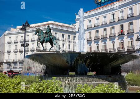 Madrid, SPANIEN - MAI 2018: Brunnen und Reiterstandbild von Carlos III in Puerta del Sol in Madrid Stockfoto