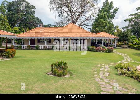 English Teahouse and Restaurant, Sabah, Sandakan, Malaysia, eine beliebte Touristenattraktion, wurde 2002 eröffnet und im Stil der britischen Kolonialzeit erbaut Stockfoto