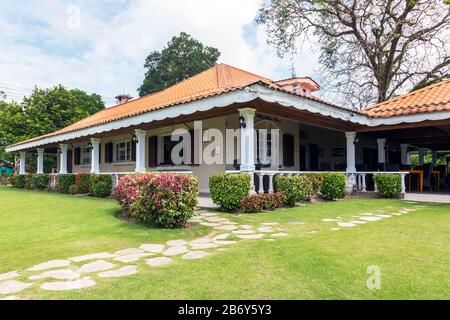 English Teahouse and Restaurant, Sabah, Sandakan, Malaysia, eine beliebte Touristenattraktion, wurde 2002 eröffnet und im Stil der britischen Kolonialzeit erbaut Stockfoto