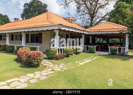 English Teahouse and Restaurant, Sabah, Sandakan, Malaysia, eine beliebte Touristenattraktion, wurde 2002 eröffnet und im Stil der britischen Kolonialzeit erbaut Stockfoto