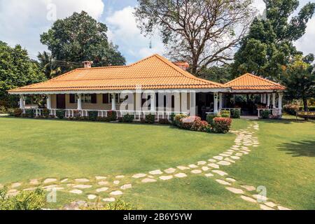 English Teahouse and Restaurant, Sabah, Sandakan, Malaysia, eine beliebte Touristenattraktion, wurde 2002 eröffnet und im Stil der britischen Kolonialzeit erbaut Stockfoto