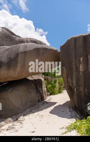 Ein Natursteinbogen an der Anse Source D'argent, dem bekanntesten und am meisten fotografierten Strand auf der Insel La Digue auf den Seychellen. Stockfoto