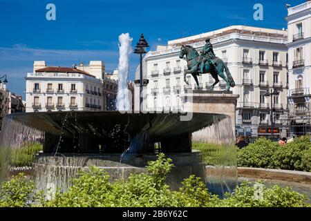 Madrid, SPANIEN - MAI 2018: Brunnen und Reiterstandbild von Carlos III in Puerta del Sol in Madrid Stockfoto