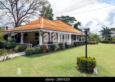 English Teahouse and Restaurant, Sabah, Sandakan, Malaysia, eine beliebte Touristenattraktion, wurde 2002 eröffnet und im Stil der britischen Kolonialzeit erbaut Stockfoto