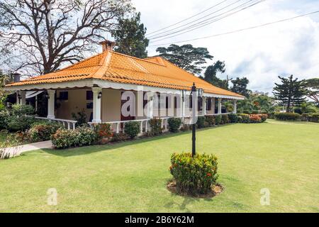 English Teahouse and Restaurant, Sabah, Sandakan, Malaysia, eine beliebte Touristenattraktion, die 2002 eröffnet und im Stil der britischen Kolonialzeit erbaut wurde Stockfoto