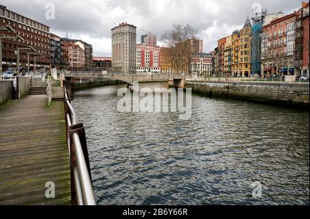 Nervion River und La Merced Bridge, Bilbao, Biscay, Baskenland, Euskadi, Euskal Herria, Spanien, Europa Stockfoto