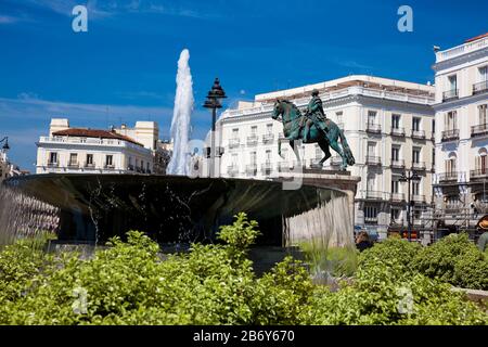 Madrid, SPANIEN - MAI 2018: Brunnen und Reiterstandbild von Carlos III in Puerta del Sol in Madrid Stockfoto