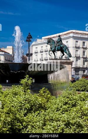 Madrid, SPANIEN - MAI 2018: Brunnen und Reiterstandbild von Carlos III in Puerta del Sol in Madrid Stockfoto