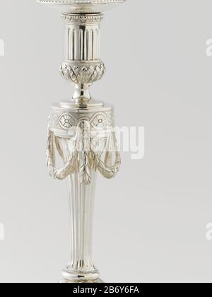 Kandelaar Candlestick aus Silber, im Louis-XVI-Stil. Der gewellte Stamm erstreckt sich oben breiter und wird von einer Rosettenliste Abgeschlossen, Wo: Drei Girlanden hängen. Hersteller : Silberschmied Cornelis Knuysting (möglich) Herstellung: Rotterdam-Datum: 1789 - 1791Material: Silberabmessungen: H 26,5 cm. D × 14,1 cm. × 685 g gr Stockfoto