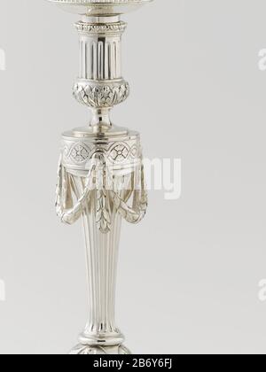 Kandelaar Candlestick aus Silber, im Louis-XVI-Stil. Der gewellte Stamm weitet sich nach oben und wird durch eine Rosettenliste Geschlossen, In Der drei Girlanden hängen. Hersteller : Silberschmied: Cornelis Knuysting (möglich) Herstellung: Rotterdam-Datum: 1789 - 1731 Material: Silbergröße: 27,4 cm h. D × 14,1 cm. × 682 g gr Stockfoto