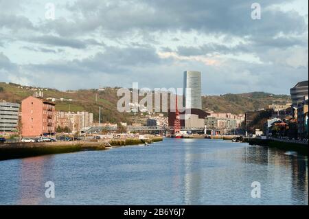 Nervion-Fluss und Euskalduna-Brücke, Bilbao, Biskaya, Baskenland, Euskadi, Euskal Herria, Spanien, Europa Stockfoto