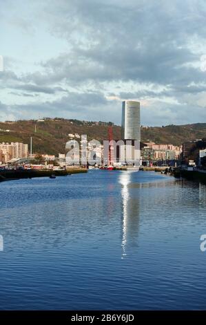 Nervion-Fluss und Euskalduna-Brücke, Bilbao, Biskaya, Baskenland, Euskadi, Euskal Herria, Spanien, Europa Stockfoto
