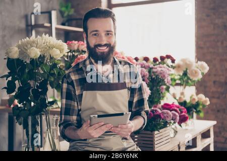 Portrait von süßen hübschen hübschen Kerl halten Hand moderne Technologie verwenden Benutzergeschenk präsent Bund Blumenmuster botanisch fühlen zufrieden Inhalt tragen trendig Stockfoto