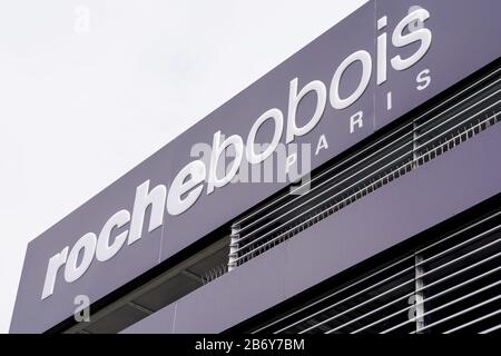 Bordeaux, Aquitanien / Frankreich - 09 24 2019 : Laden Roche Bobois Geschäft Logo französische Firma Möbel Stockfoto