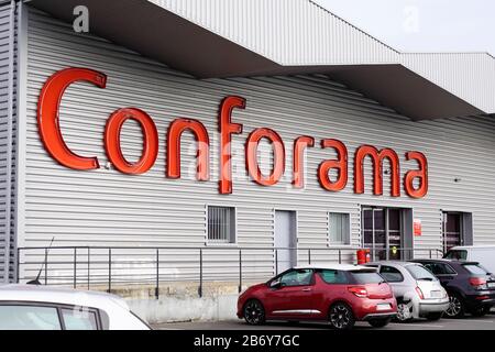 Bordeaux, Aquitanien/Frankreich - 10 15 2019 : Logo-Shop für Ladengebäude in Conforama Stockfoto