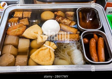 Japan, Honshu, Tokio, Mini-Markt-Take-away fast Food namens Oden Stockfoto