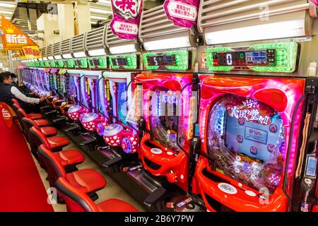 Japan, Honshu, Tokio, Pachinko Parlour, Innenansicht des Einzelmenschen, Der Pachinko Spielt Stockfoto