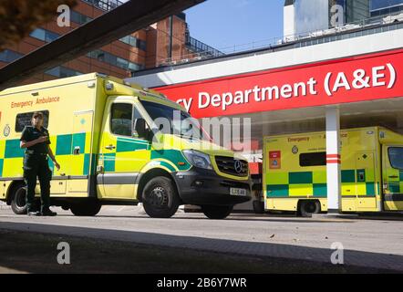 London, Großbritannien. März 2020. Rettungswagen im St. Thomas's Hospital in London, während der Druck auf die NHS mit der Coronavirus Pandemie zunimmt. Die Regierung hält heute ein COBRA-Notfalltreffen ab, um die Pandemie zu diskutieren. Kredit: Tommy London/Alamy Live News Stockfoto