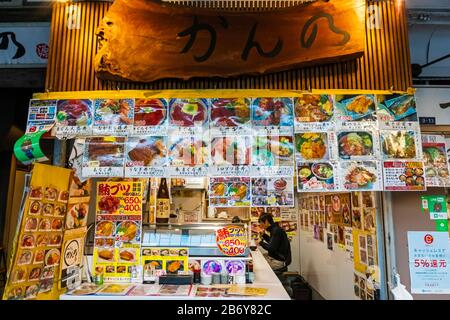 Japan, Honshu, Tokio, Tsukiji, Tsukiji Outer Market, Seafood Restaurant mit Einzelkunden Stockfoto