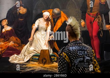 England, London, Trafalgar Square, The National Gallery, Punk Visitor in Front of Painting mit dem Titel "Execution of Lady Jane Grey" von Paul Delaroche Stockfoto