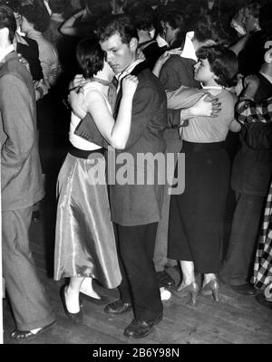 Ein Teddyknabe und seine Freundin moondance auf einer überfüllten Tanzfläche in einem Festsaal in den 1950er Jahren Stockfoto