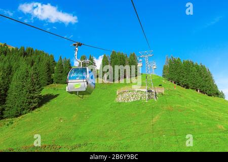 Grindelwald, Schweiz - 10. Oktober 2019: Seilbahnkabinen Jungfrau Top of Europe und grüne Schweizer Alpen Panoramalandschaft Stockfoto