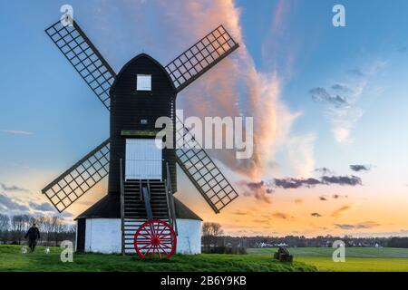 Nach einem trockenen Tag mit intermittierendem Sonnenschein und einer starken Brise in Ivinghoe, Buckinghamshire, geht die Sonne hinter der berühmten Pitstone Windmill an der R Stockfoto