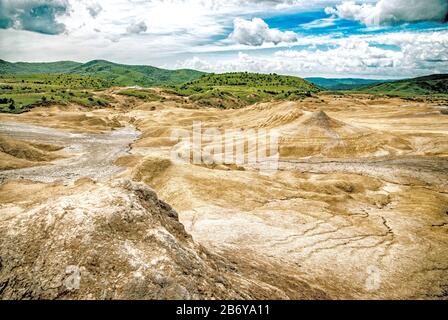 Dramatische Landschaft in der Nähe von Paclele mari rumänien, vulcanii noroiosi Naturreservat, kreis buzau, rumänien Stockfoto