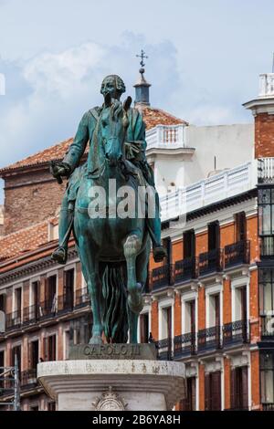 Madrid, SPANIEN - MAI 2018: Reiterstandbild von Carlos III in Puerta del Sol in Madrid Stockfoto