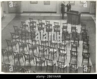 Karl Mit Konrad Adenauer ein leerer Raum mit Stühlen, evtl. Museum für Kunstgewerbe Köln Objekttyp: Fotografien Artikelnummer: RP-F 1996-286 Aufschriften / Marken: Unterschrift und Datum 'Stamp verso: Hannes flach / Köln-Zollstock / Kanalstraße 110 / Ruf 92584.'inscriptie 'Verso in Stift: Karl Wirth + Adenauer' Hersteller: Fotograf: Hannes flach (Listed Property) Ort Herstellung: Köln Datum: 1925 - 1933 Physikalische Merkmale: Gelatine Silberdruck auf Papiermaterial: Papierpapiertechnik: Gelatine Silberdruck Abmessungen: Foto: H 179 mm × W 234 mm Stockfoto