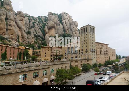 Montserrat, Spanien - 18. August 2018: Santa Maria de Montserrat Abtei in Velilla, an einem schönen Sommertag, Katalonien, Spanien Stockfoto