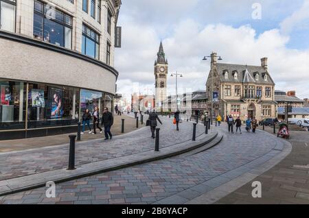 Ein Blick auf die Stadt Uhr und Markthalle in Darlington im Nordosten von England Stockfoto