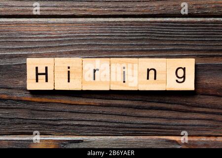 Einstellung Word auf Holz Baustein geschrieben. Einstellung Text auf Tisch, Konzept. Stockfoto
