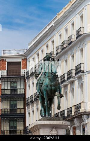 Madrid, SPANIEN - MAI 2018: Reiterstandbild von Carlos III in Puerta del Sol in Madrid Stockfoto