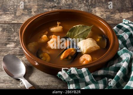 Französische Bouillabaisse Suppe auf hölzernen Tisch Stockfoto